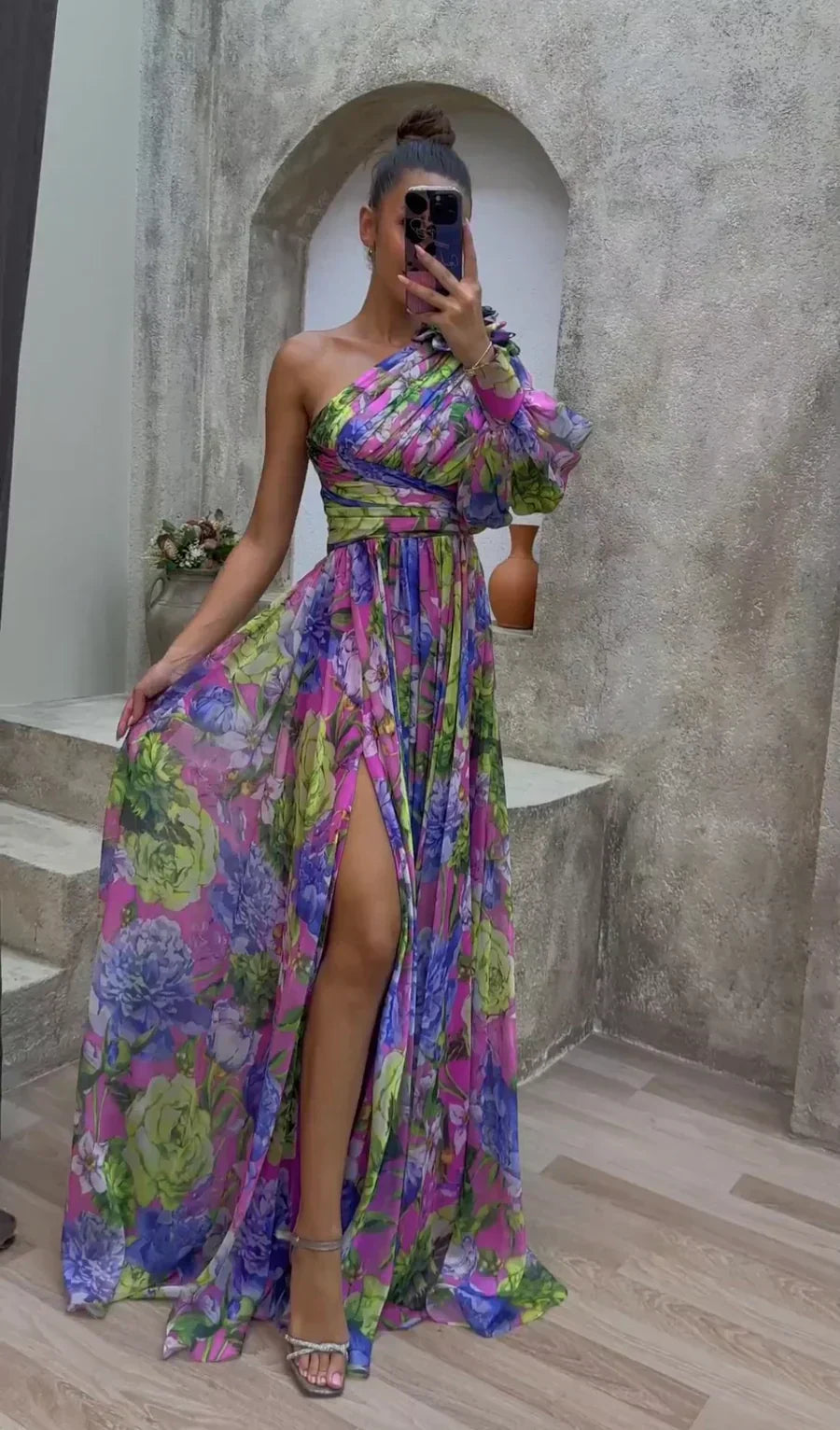 Whitney - Elegantti ja Virtaava Mekko