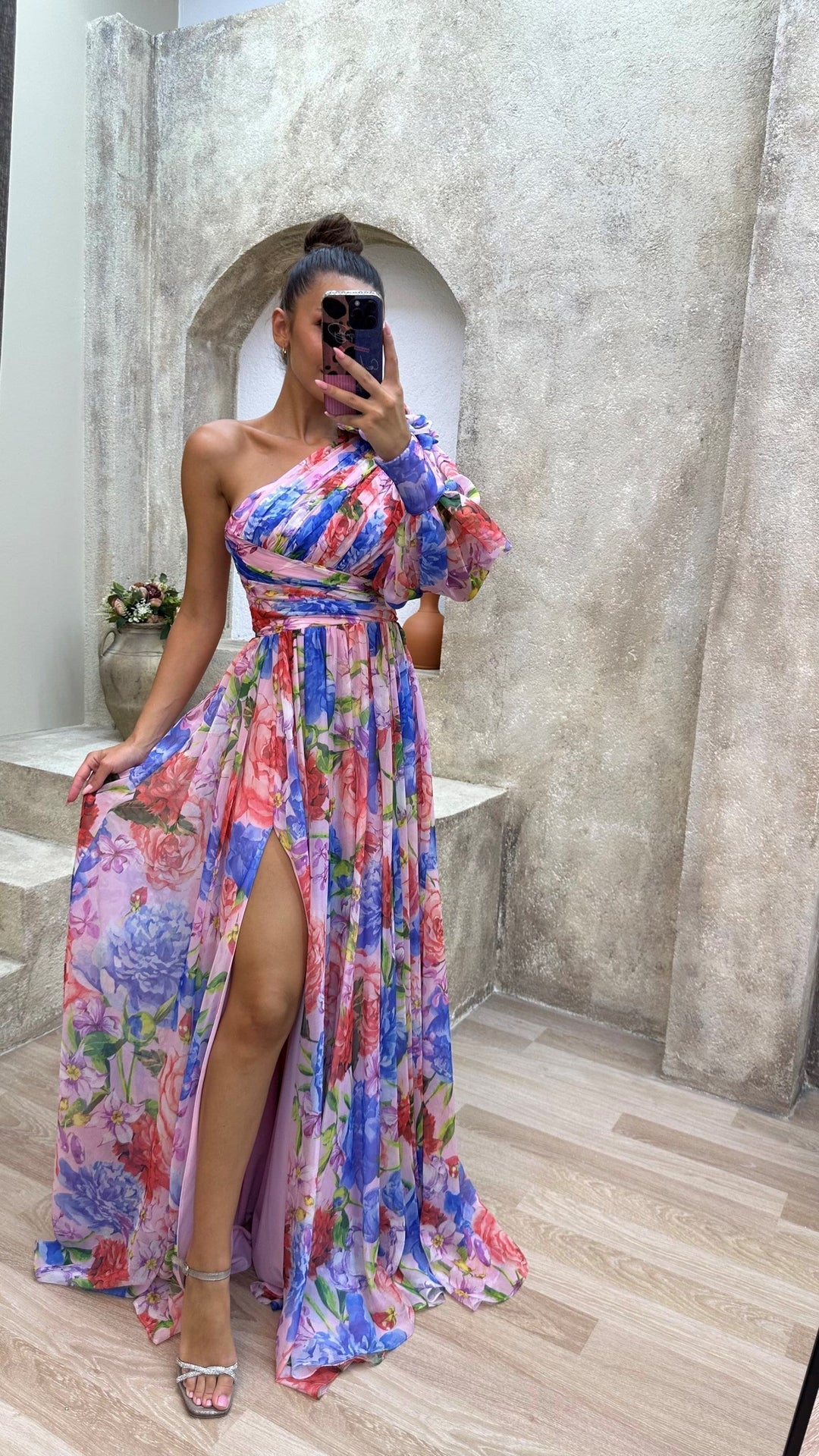 Whitney - Elegantti ja Virtaava Mekko