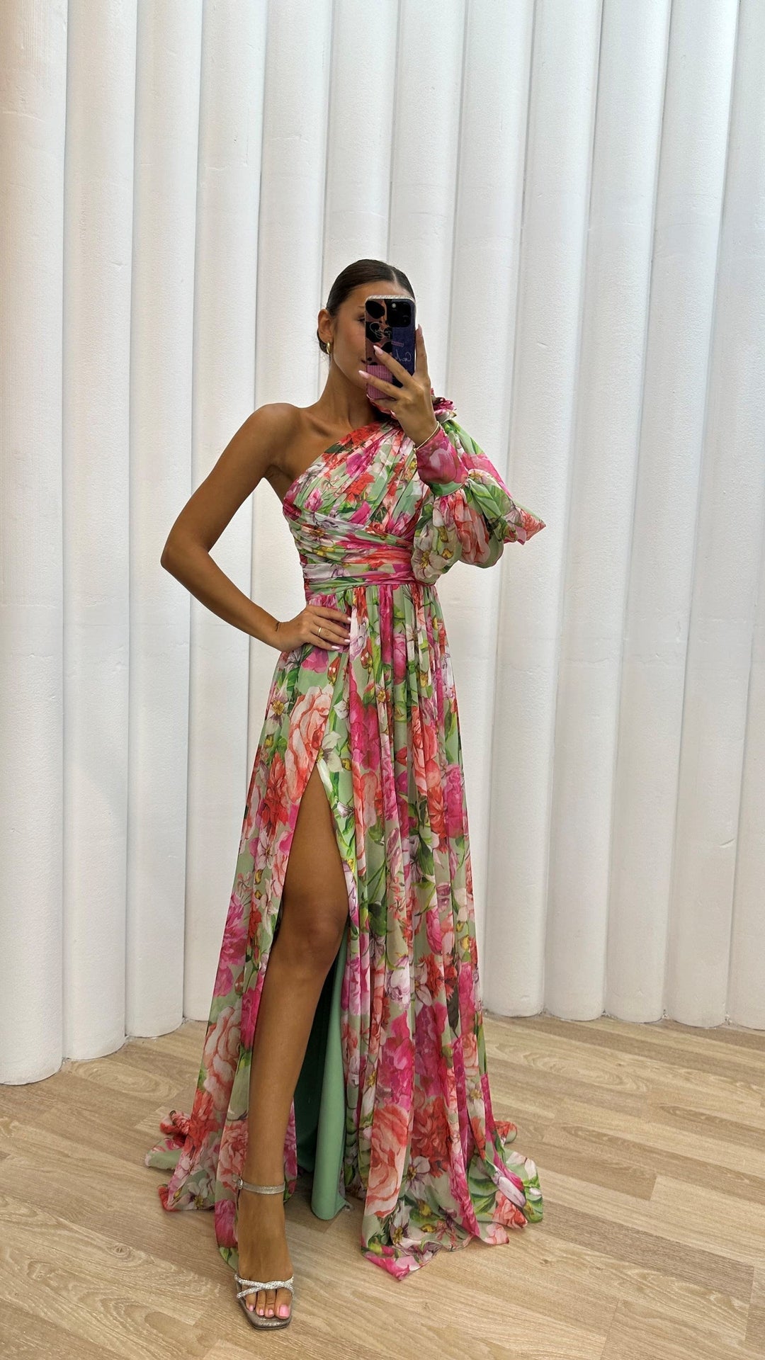 Whitney - Elegantti ja Virtaava Mekko
