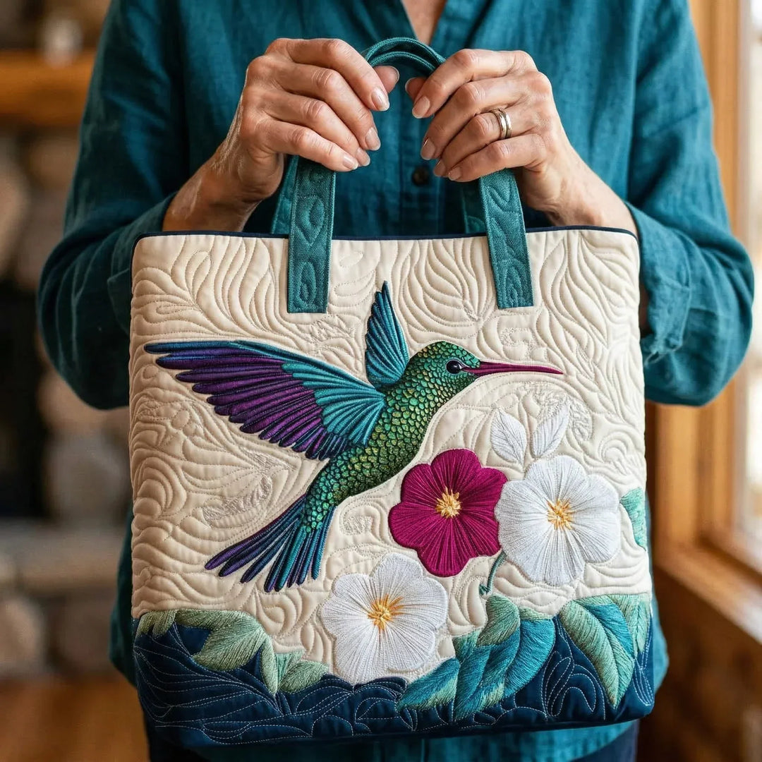 Vaatetettu Kassi - Kolibri ja Valkoinen Kukka
